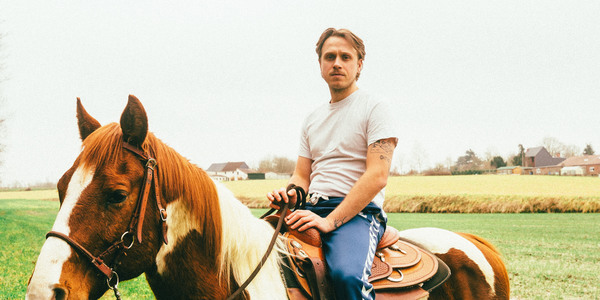 Zanger Simon zit op paard
